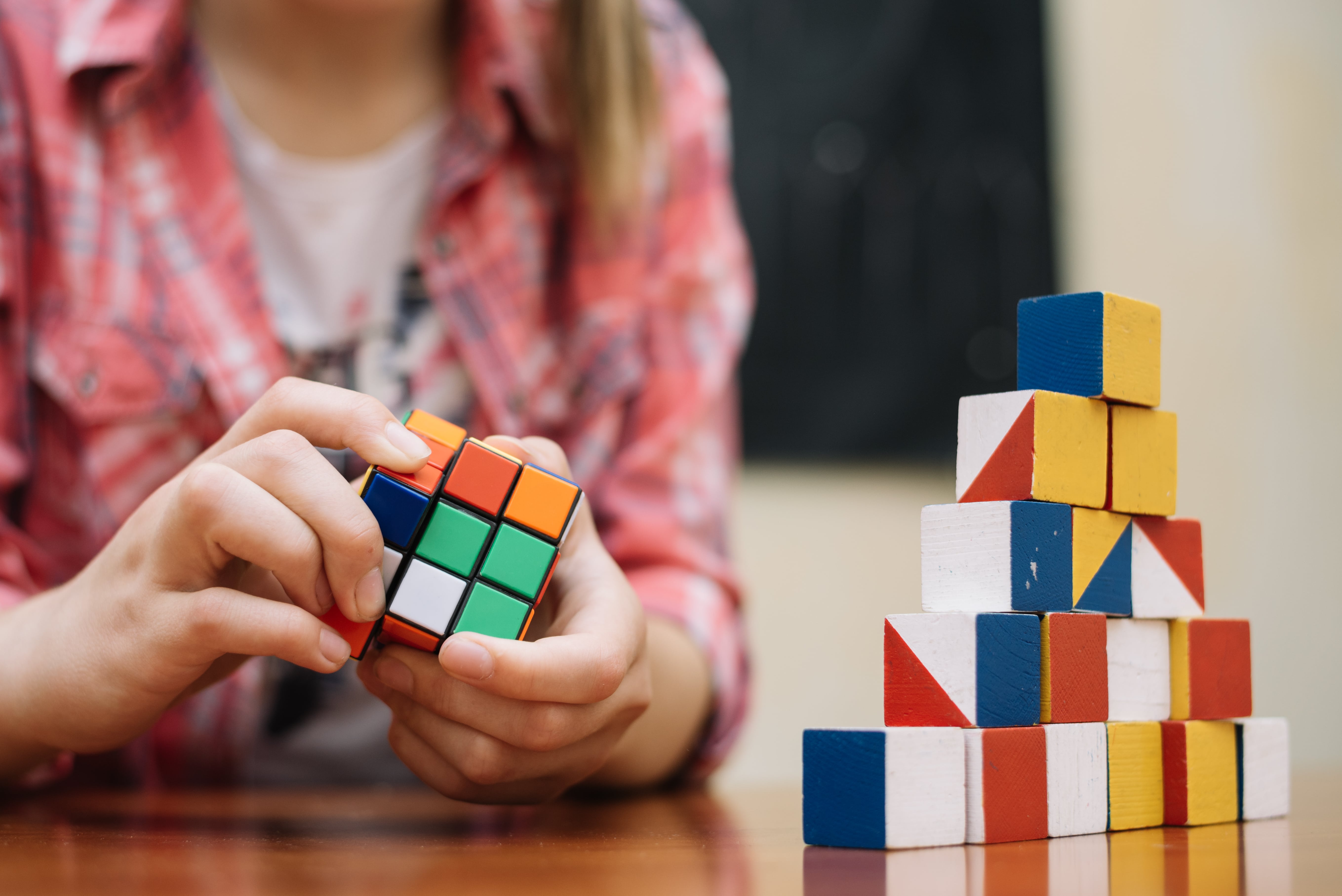 Блогеры кубики. Кубик Рубика в руках. Спидкубинг. Ребенок собирает кубик Рубика. Мастер-класс по спидкубингу.
